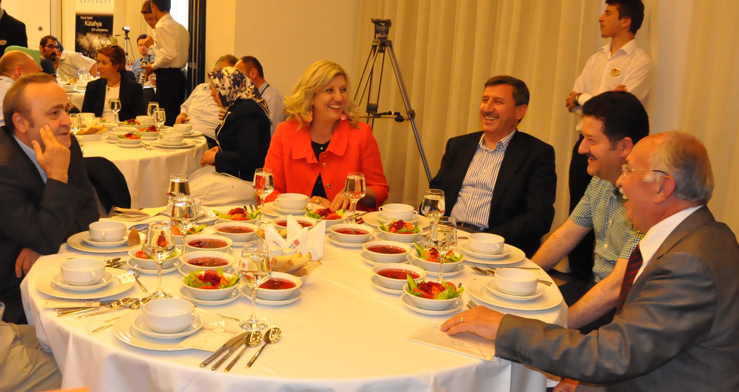 Soldan sağa... ALİ EYÜBOĞLU, NEVVAL SEVİNDİ, KÜTAHYA VALİSİ ŞERİF YILMAZ, KÜTAHYA AK PARTİ MİLLETVEKİLİ HASAN FEHMİ KINAY VE KÜTAHYA BELEDİYE BAŞKANI MUSTAFA İÇA...