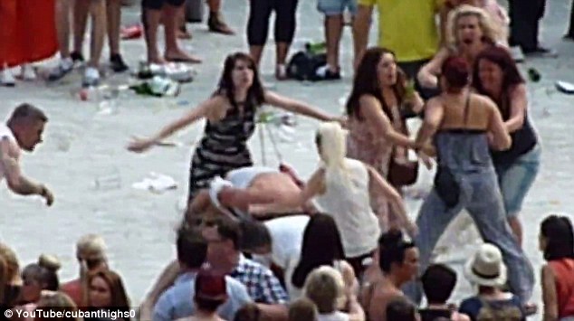 article-2354523-1AA2F4BD000005DC-13_634x355