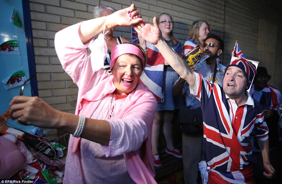 article-2374212-1AF1A2C7000005DC-666_964x630