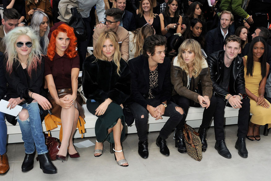 Burberry en uzun, en önemli ve en güzel Front Row, (sol) her zaman vardır: Alison Mosshart, Paloma Faith, Sienna Miller, Harry Styles, Suki Waterhouse, George Barnett ve Naomie Harris ...