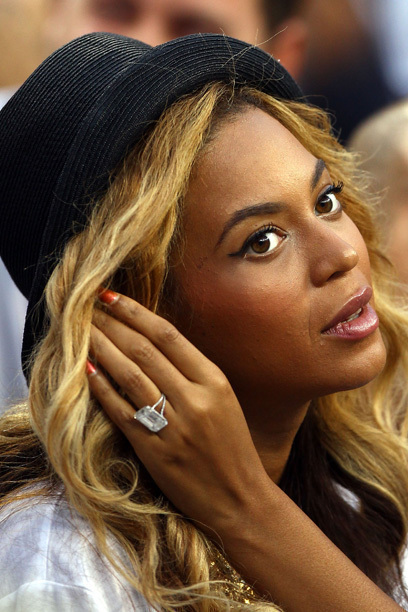 PLACE 4 "Eğer sevdiyseniz o zaman bir halka koymak almalısın" şakır Beyonce Knowles kendi şarkısı "Single Ladies" (32). O iyi bir kahkaha vardır: Jay-Z (43) bir yaklaşık düzenlenen 3.600.000 € ile pahalı elmas yüzük 18 karat elini Lorraine Schwartz