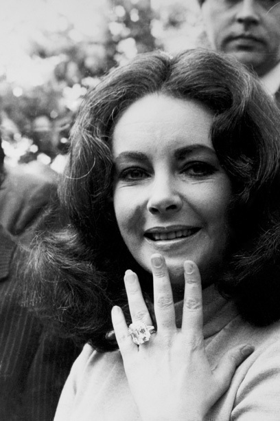 YERI 1 Ve kazanan: Liz Taylor . († 79) Richard Burton († 59) geç Hollywood'un simgesi 1.968 bir verdi 33 ayar yüzük efsanevi Krupp elmas o da 220.000 avro civarında için Sotheby de ihalesi,. 2011 dokuz aylık sadece "Elizabeth Taylor Elmas" için (şimdi takı parçasının adı) oldu Taylor ölümünden sonra 6.400.000 € Christie'nin açık