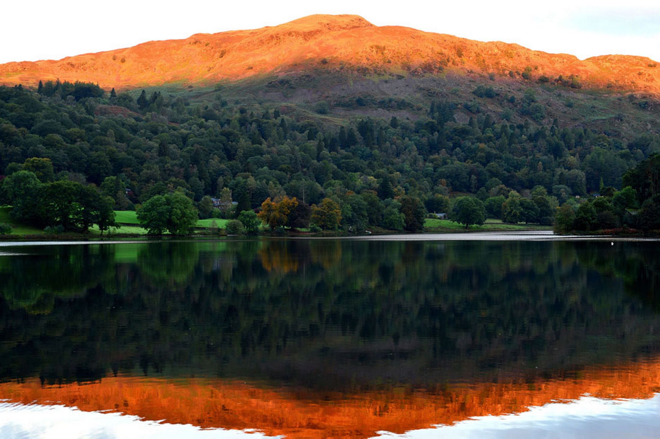 The-Autumn-sun-lights-up-the-peaks-near-Grasmere-Lake-in-the-Lake-District-6th-October-2641168