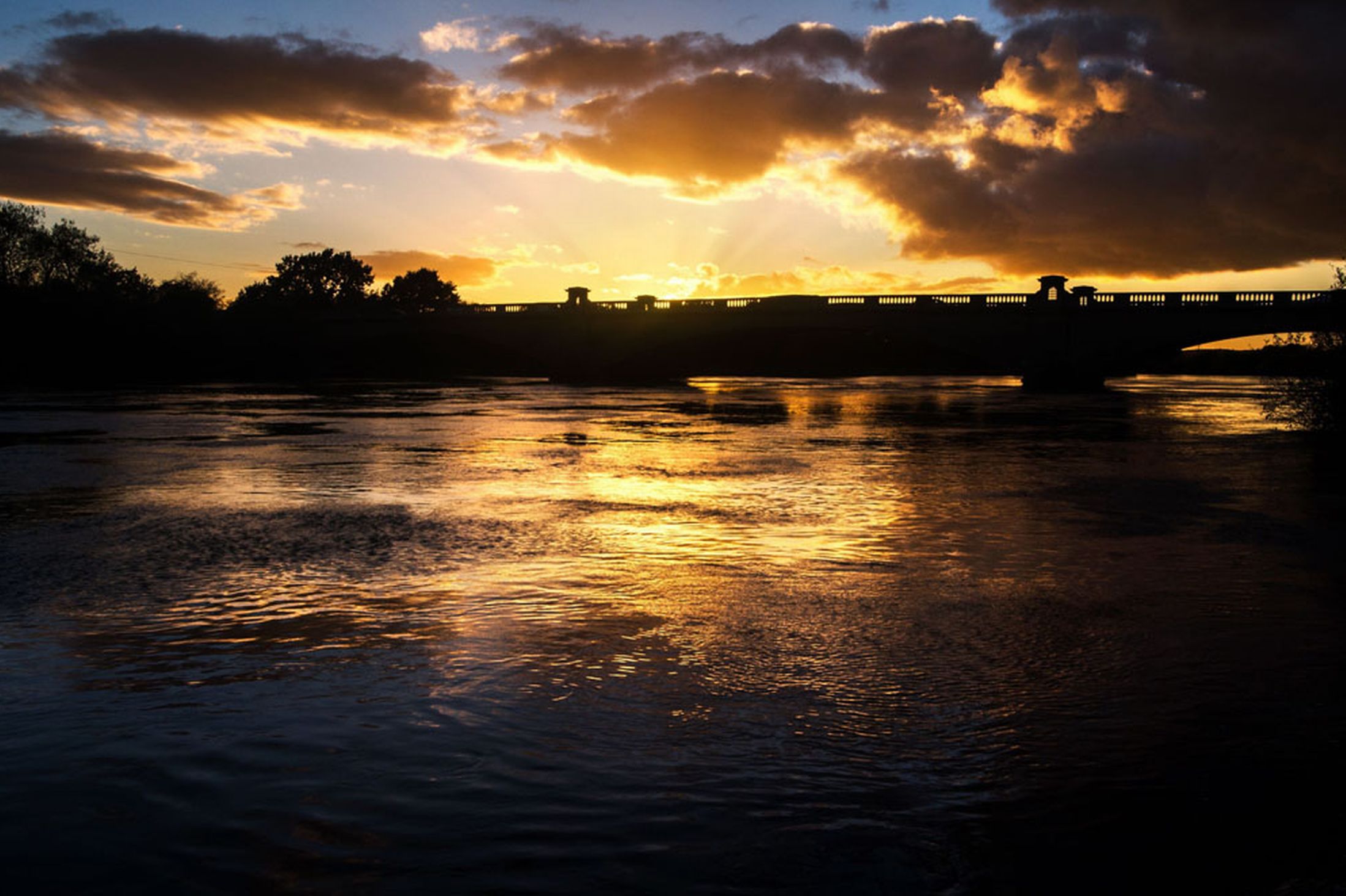 The-sun-sets-over-the-River-Trent-at-Gunthorpe-Nottingham-23rd-October-2641158