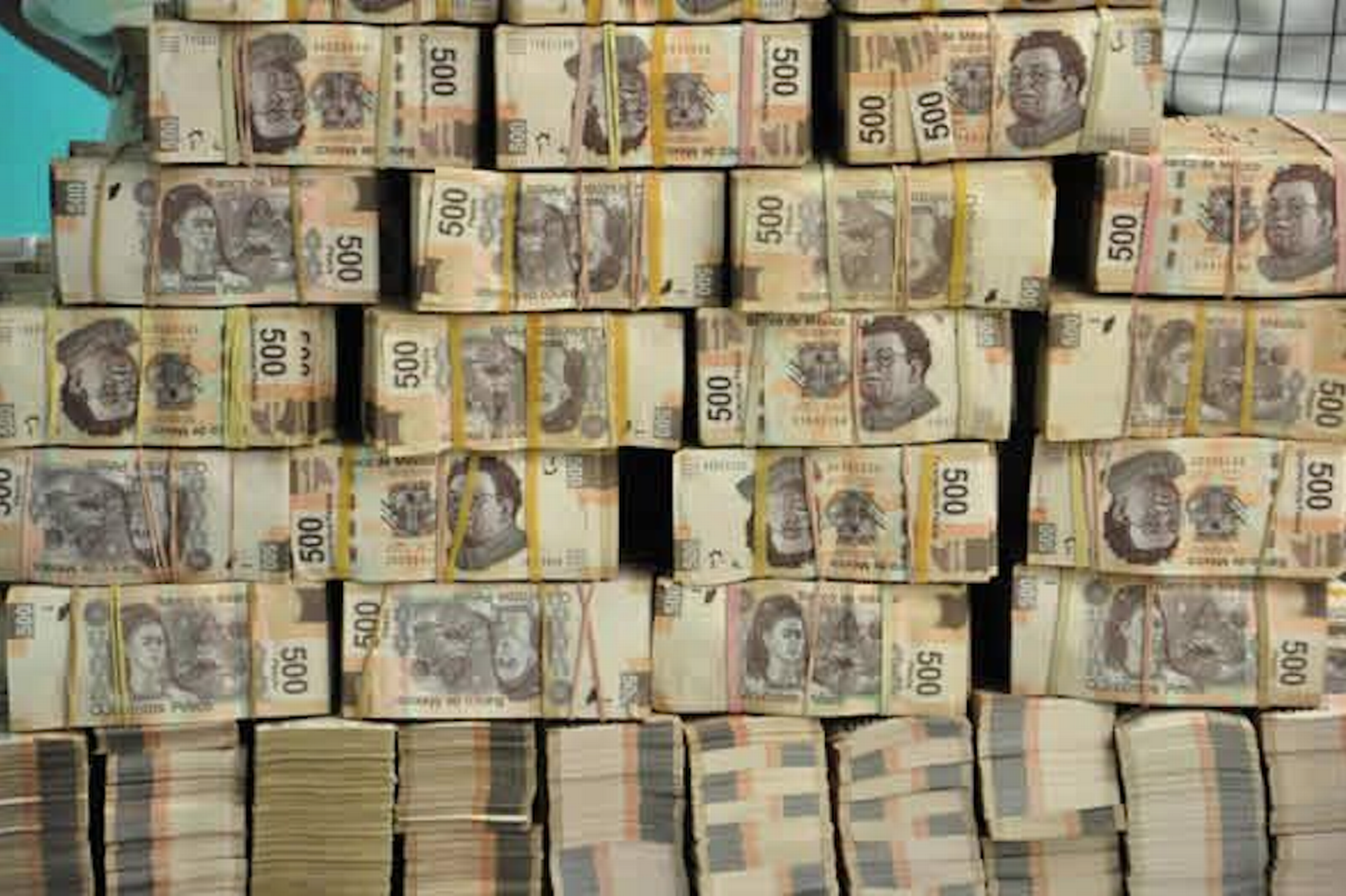 Mexico-drug-dealers-face-arrest-for-Facebook-pics-of-their-wealth-3004565