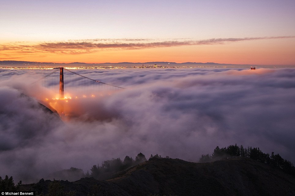 Golden Gate Köprüsü, gün doğmak üzereyken sisler altında...