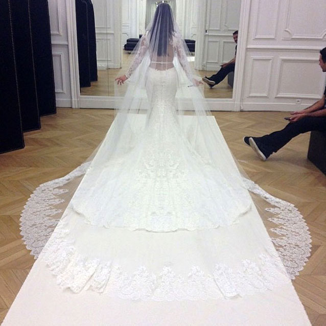 Kim_Kardashian_in_Givenchy_Hochzeitskleid-acf2190d098267be