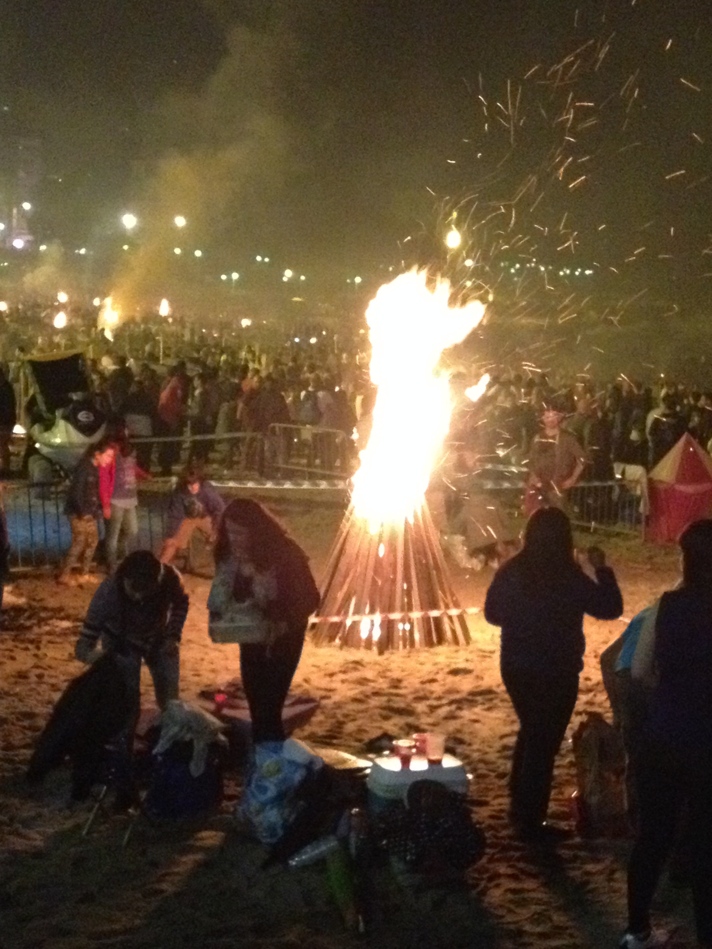 Gençler “St Jean Day”de plajlara taşıdıkları odunlardan kuleler inşa edip, yaktılar.