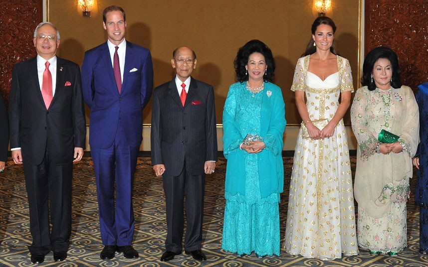 Cambridge Dükü ve Düşesi. Kuala Lumpur sarayda Malezya Kralı Sultan Abdul Halim Mu'adzam Şah, Kraliçe Haminah Hamidun, Malezya Başbakanı Najib Razak ve eşi Rosmah Mansor ile...