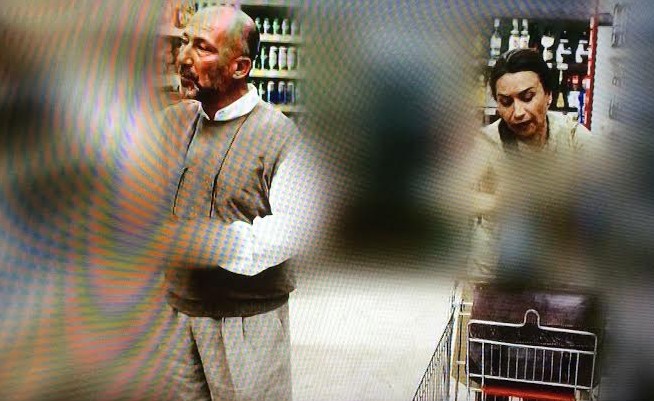 “Organize İşler” filminden 2014’te ekrana yansıyan bir sahne… Altan Erkekli ve Demet Akbağ, markette alışverişte.