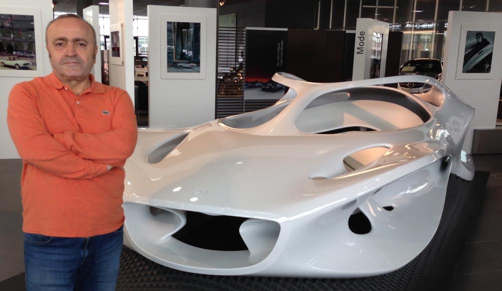 BU FOTOĞRAF MERCEDES - BENZ'İN MÜZESİNDEN DEĞİL, YANI BAŞINDAKİ GALERİDEN... BU DA MERCEDES MÜHENDİSLERİNİN TASARLADIĞI GELECEĞİN OTOMOBİLİNİN MAKETİ...